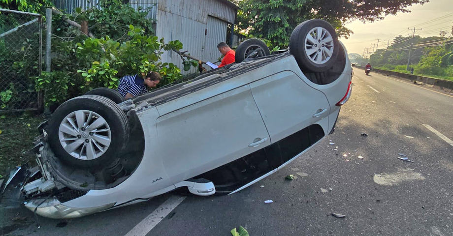 Exceso de velocidad: conductor pierde el control y se accidenta en Sonsonate