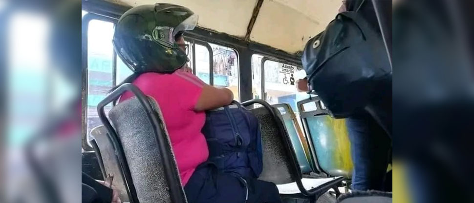 “Mujer prevenida vale por dos”: viralizan a pasajera usando casco dentro de un autobús