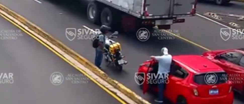 ¡Solo son pajas! 2 conductores casi se agarran a golpes en el bulevar de Los Próceres