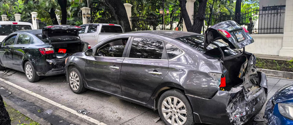 Por no guardar distancia, conductores provocan múltiple accidente en alameda Enrique Araujo