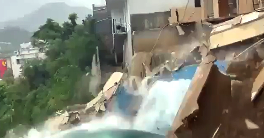 Captan momento exacto cuando una piscina colapsa en Acapulco tras el paso del huracán John