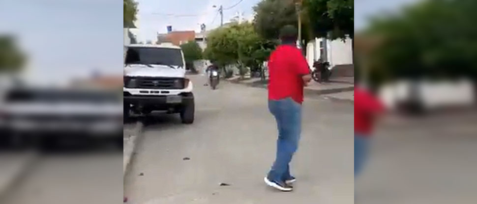 COLOMBIA: a escobazos bajan de la moto a hombre que asaltó a una mujer