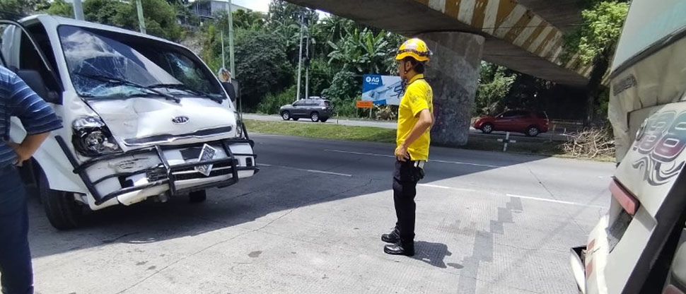 Por manejar a excesiva velocidad chocó con microbús y deja dos lesionados