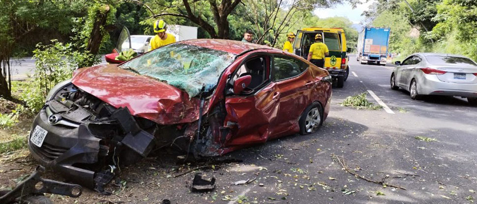 Hombre y su acompañante se salvan de fallecer en fuerte accidente de tránsito
