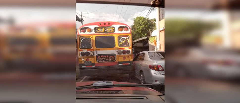 Captan imprudencia de busero que provocó daños en un vehículo