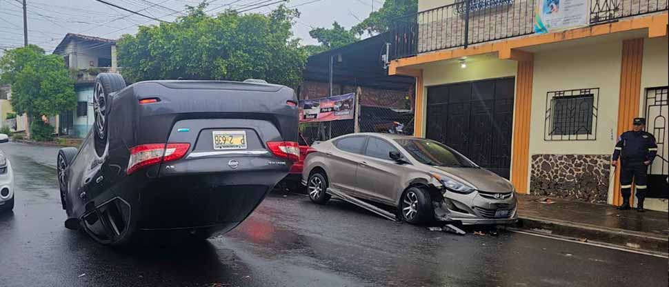Conductor que provoca choque tras perder el control no lesionó a nadie