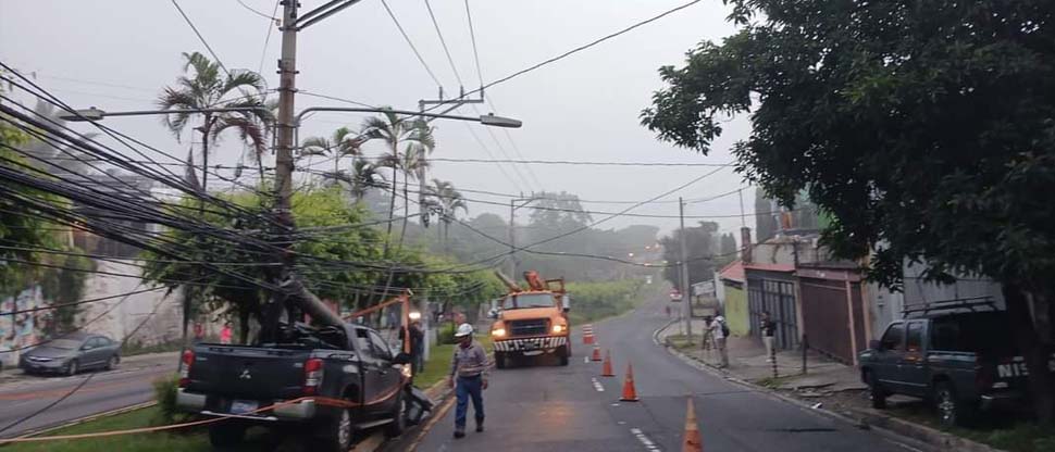 Conductor dormido choca contra poste y provoca caos vehicular en bulevar Constitución