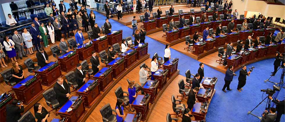 Diputados rinden minuto de silencio para honrar la memoria de los fallecidos en accidente aéreo