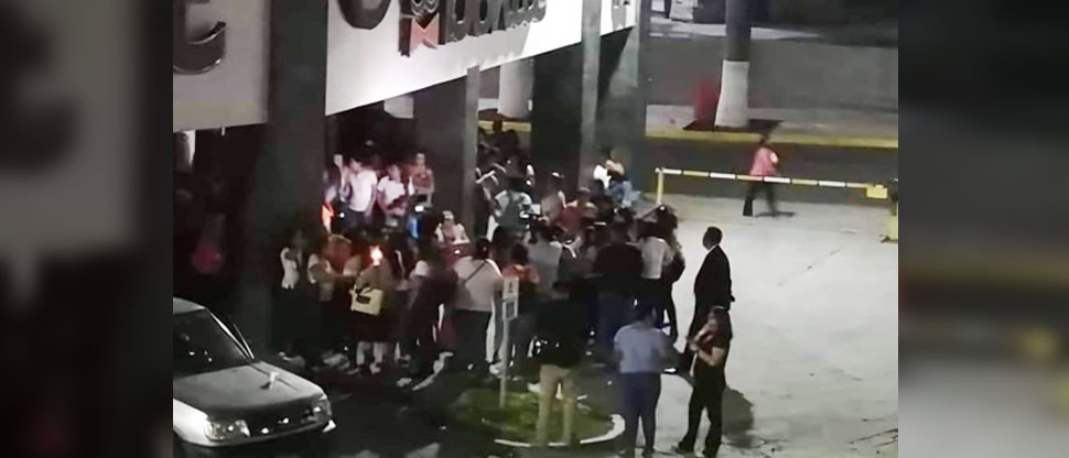 Salvadoreños madrugan y hacen largas filas para ser de los primeros en comprar donas al 2×1