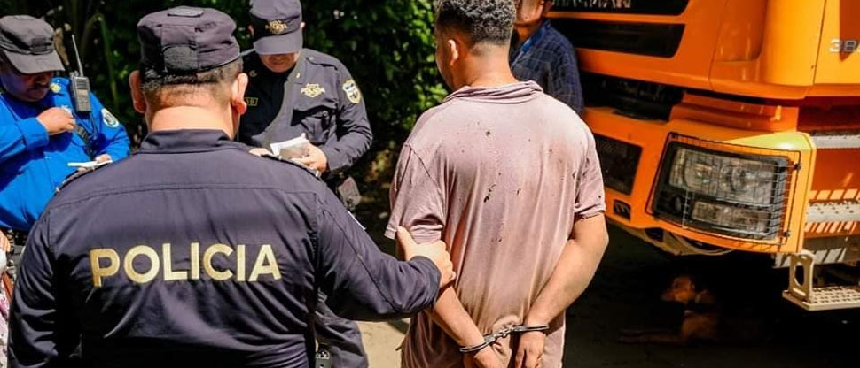 Capturan a conductor ebrio que casi arrolla a varias personas en San Miguel