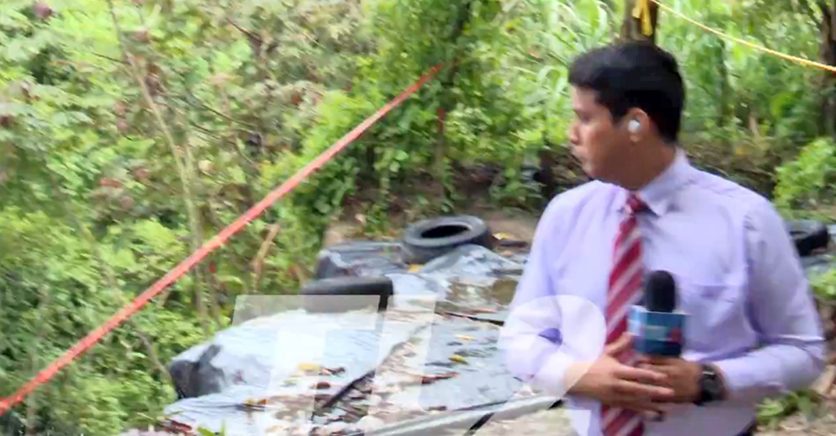 Periodista es sorprendido por un deslizamiento de tierra mientras realizaba un enlace en vivo