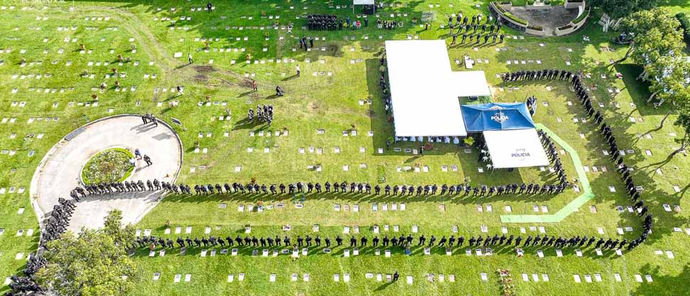 Dan el último adiós al héroe nacional comisionado Douglas Omar García Funes