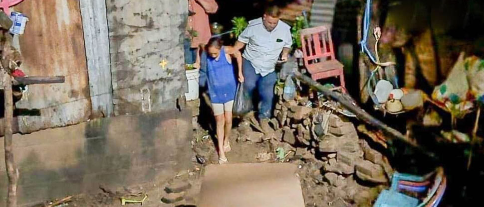 Autoridades evacúan familias ante crecida de río por lluvias en Santa Ana