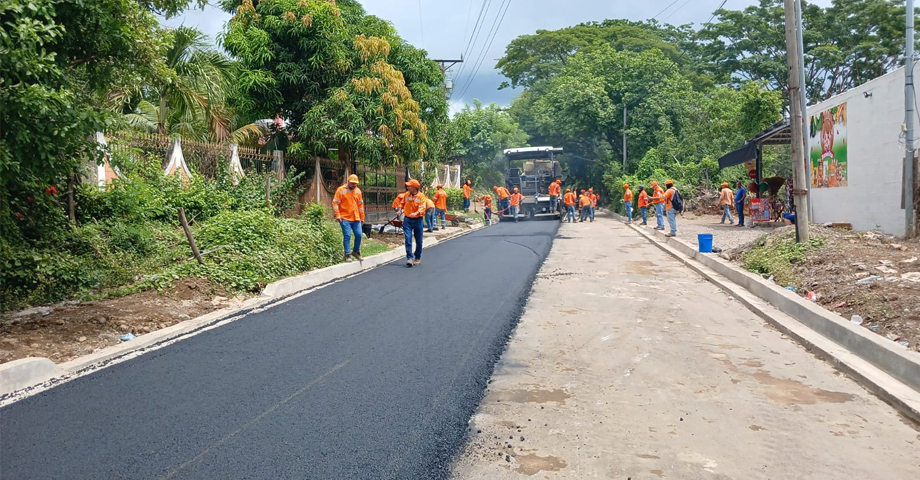Habitantes de Jujutla en Ahuachapán son beneficiados con transformación de calles principales