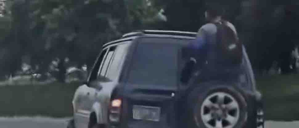 Captan a hombre arriesgando su vida en la parte trasera de una camioneta