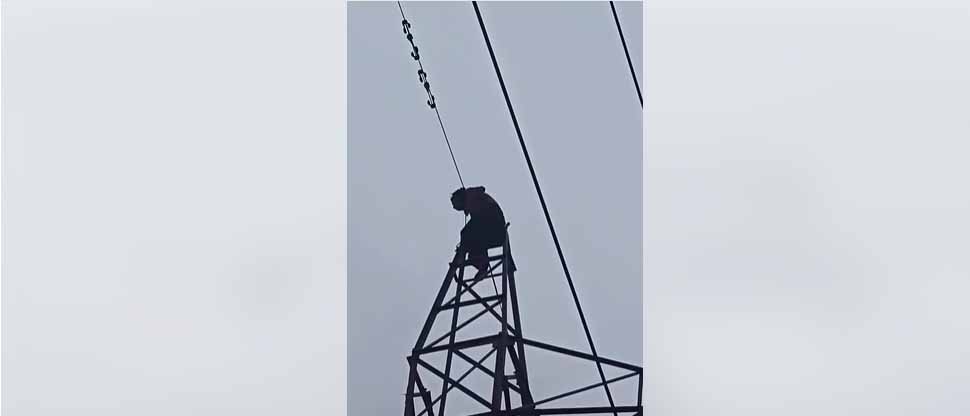Reportan que hombre se sube hasta la punta de una torre eléctrica en Ciudad Arce