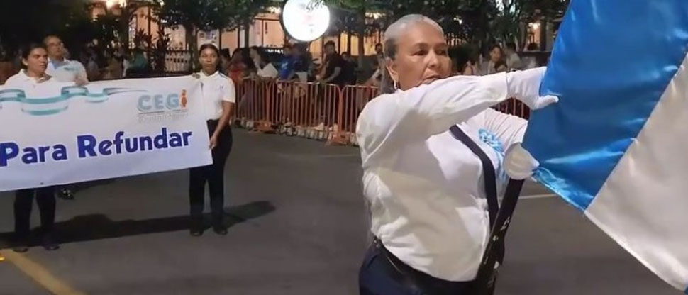 A sus 59 años cumple su sueño de desfilar en su último año de bachillerato