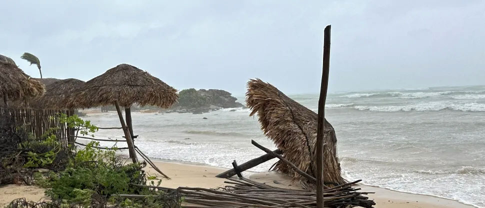 Huracán John deja dos fallecidos al sur de México