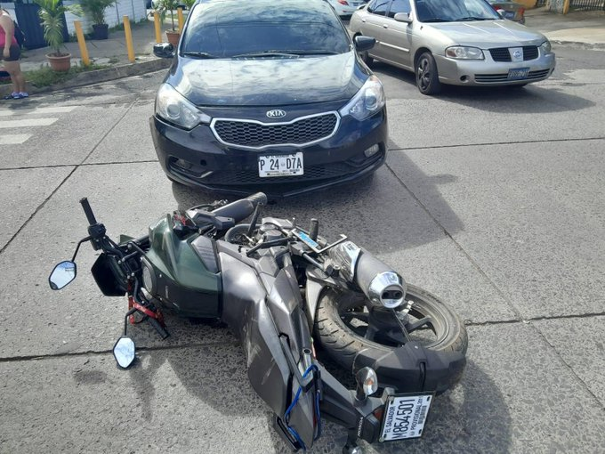 Conductor se pasa señal de Alto y embiste a motociclista en Santa Ana ...