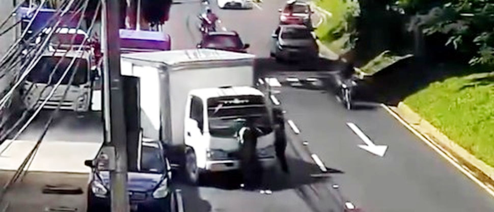 Hombres casi terminan arrollados por conductor que intentó huir tras accidente vial