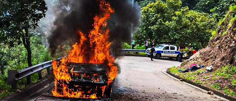 Conductor vive momentos de angustia tras ver su vehículo reducido a cenizas por las llamas