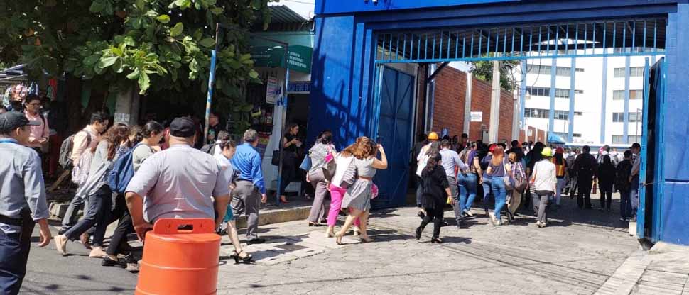 Reportan incendio en un edificio de Las 3 Torres