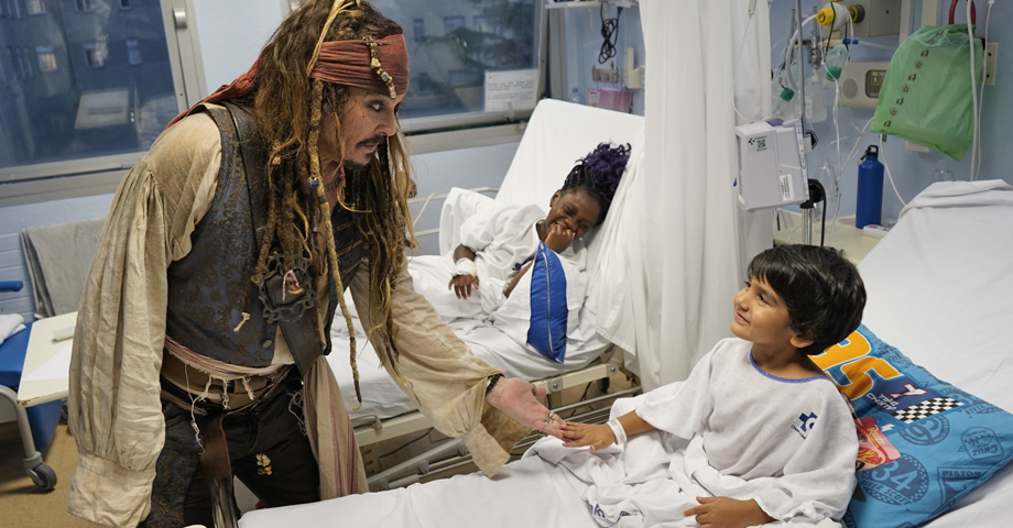Como Jack Sparrow, Johnny Depp sorprende a niños de un hospital en España