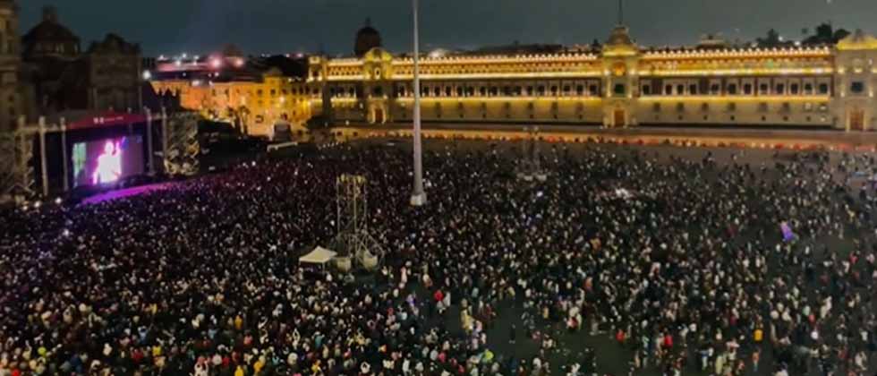 México: 70 mil personas asisten a la proyección del concierto de Juan Gabriel en el Zócalo