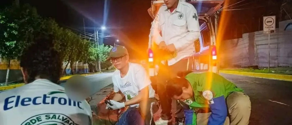 Socorristas auxilian a hombre que fue atropellado en Ilopango