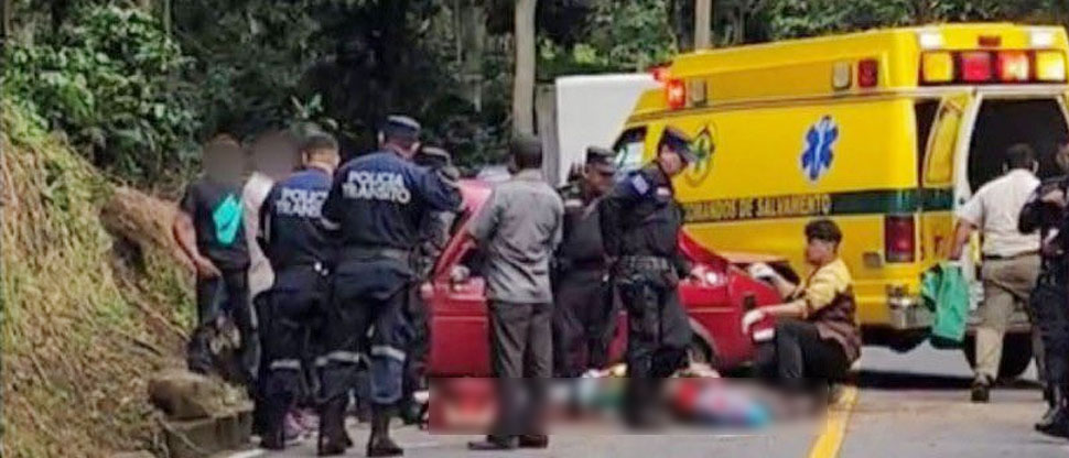 Vehículo choca contra un paredón y deja cuatro lesionados en carretera al Boquerón