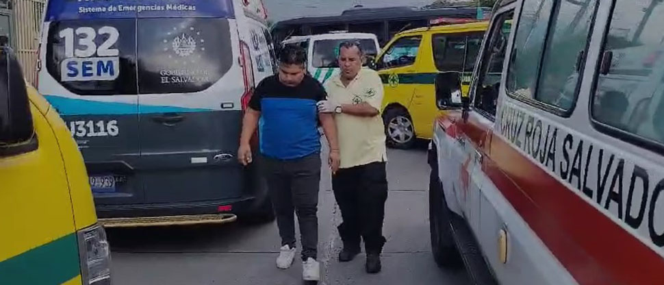 Al menos 18 personas resultaron lesionadas en accidente de dos microbuses y un vehículo particular