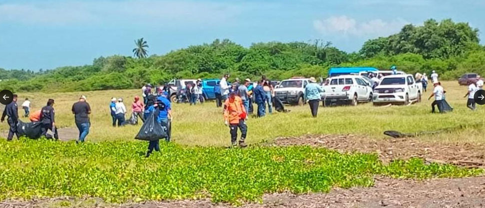 Elementos de la PNC junto a civiles, realizan limpieza de playas en el Occidente del país