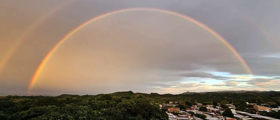 Espectacular arcoíris sorprende a muchos salvadoreños, la mañana de este martes