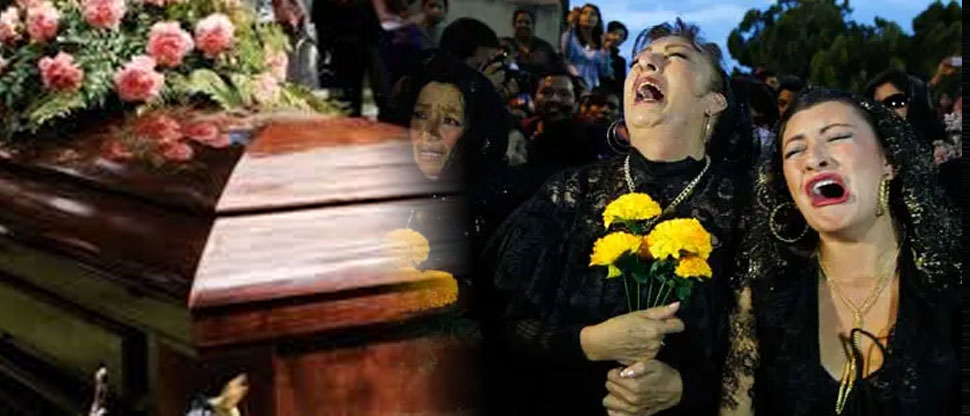 Funeraria ofrece inusual servicio de “lloronas” para expresar sufrimiento en velorios