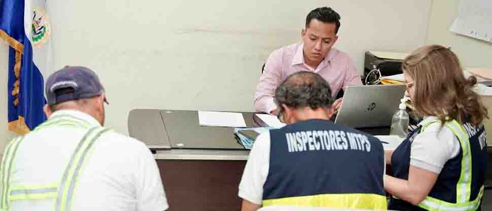 Trabajo advierte a alcaldías que es ilegal forzar a los trabajadores a renunciar a sus derechos