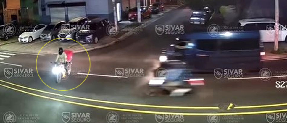 Por hacer giro ilegal, motociclista choca contra otro en San Salvador