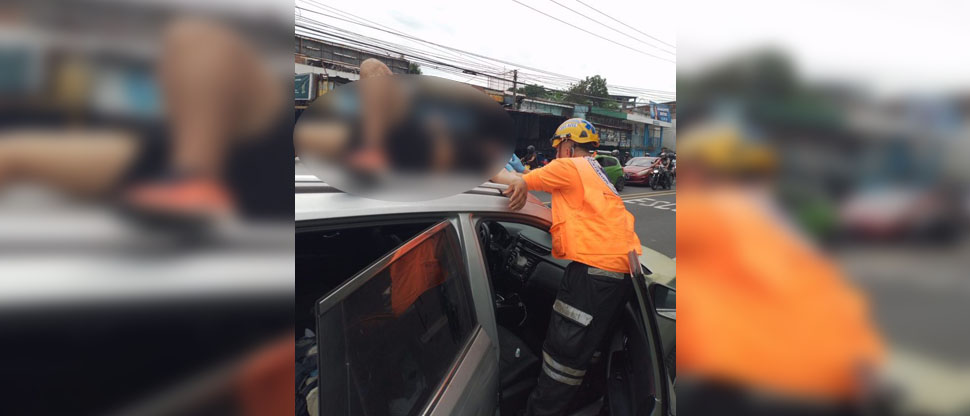 Motociclista cae sobre el techo de vehículo tras chocar en Soyapango