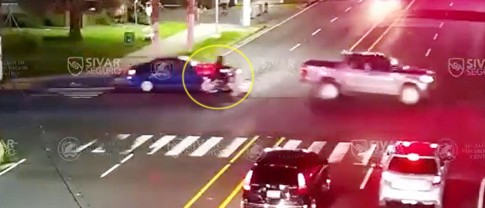 Motociclista choca por ir en medio de los carriles en Paseo General Escalón