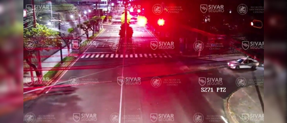 Irrespeto a luz roja de semáforo provoca fuerte choque en alameda Enrique Araujo