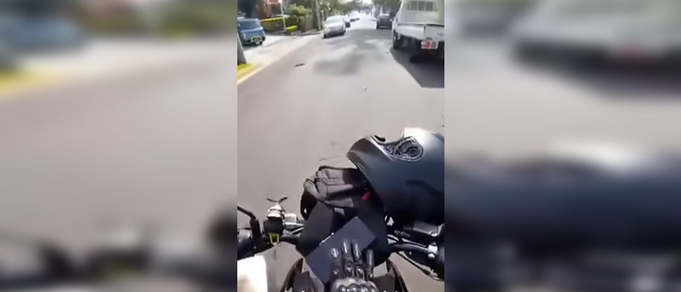 Motociclista capta segundos antes cuando joven repartidor se accidenta en San Salvador