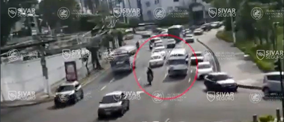 Imprudencia de motociclista provoca que fuera arrollado por un microbús en San Salvador