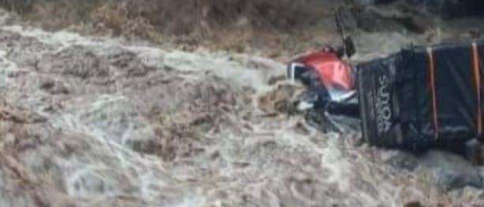 Rescatan a motociclista tras ser arrastrado por el río