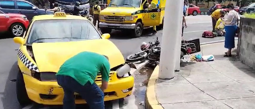 Taxista manda al hospital a motociclista tras fuerte choque en la Alameda Juan Pablo segundo