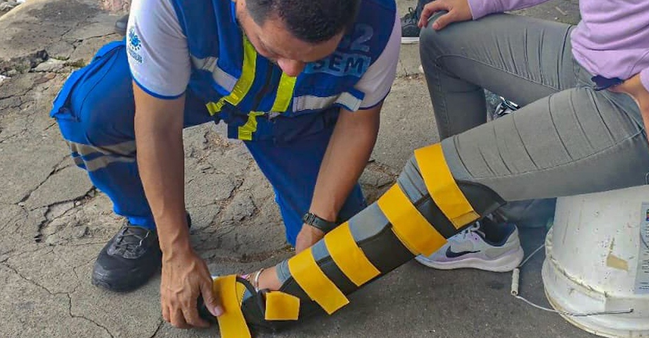 Joven mujer resulta con fuerte lesión tras accidentarse con su motocicleta en Mejicanos