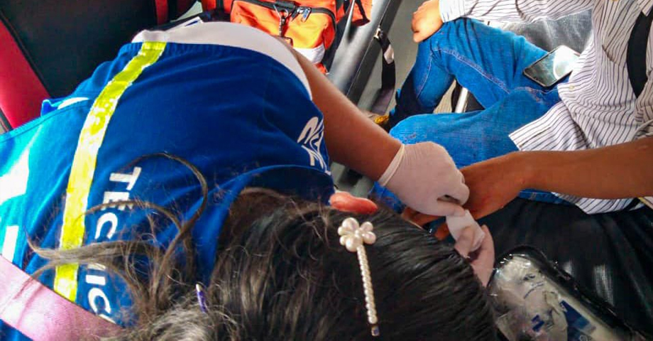 Par de motociclistas resultan con múltiples lesiones tras accidentarse en llopango