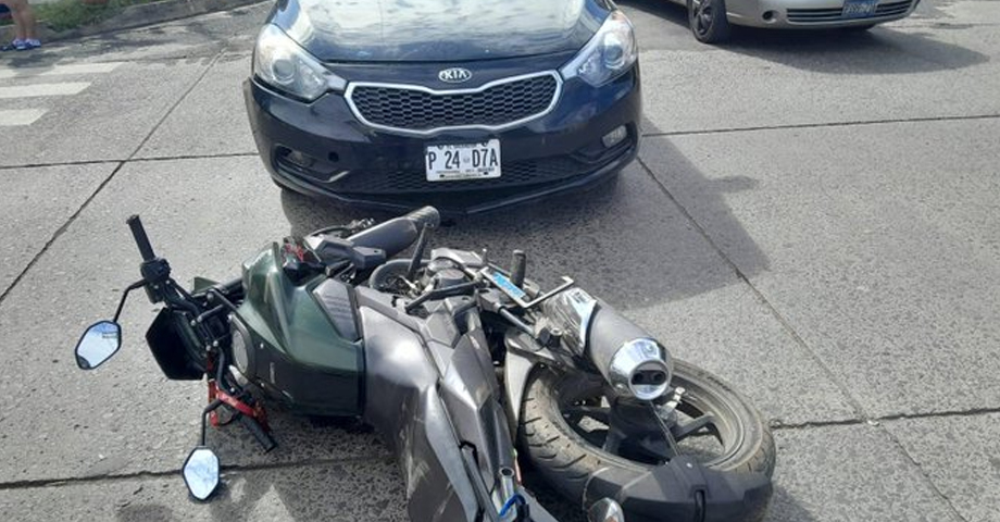 Conductor se pasa señal de Alto y embiste a motociclista en Santa Ana