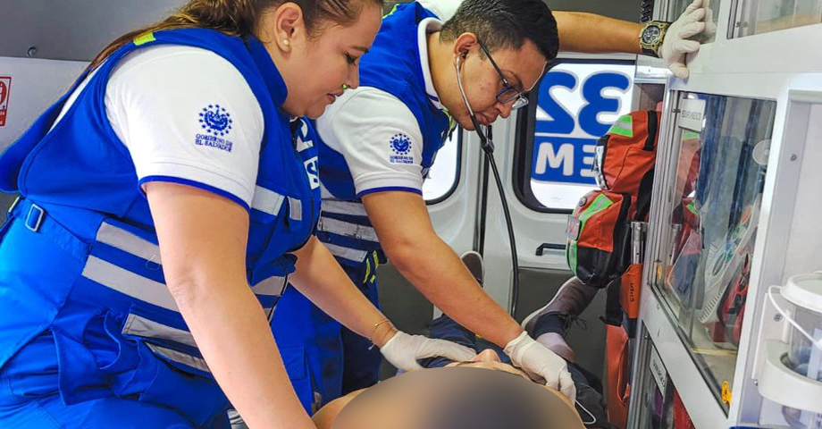Atienden a motociclista que resultó con múltiples lesiones tras accidentarse en San Salvador