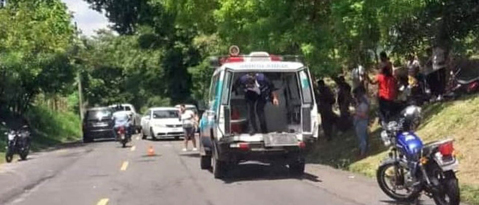 Dos estudiantes resultan lesionados tras accidentarse en la motocicleta en que se conducían  