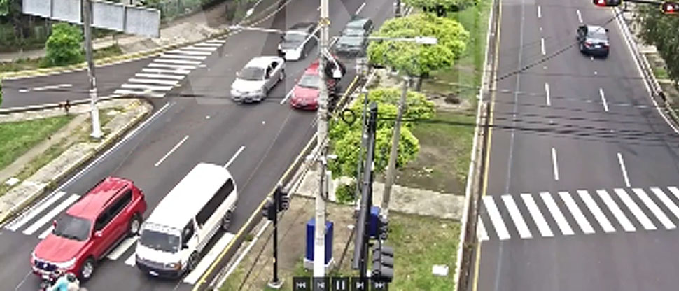 Captan cuando motociclista choca tras no respetar luz roja de semáforo