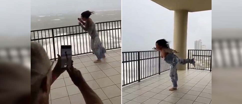 Mujeres desafían fuerza del huracán Helene solo por tomarse fotos